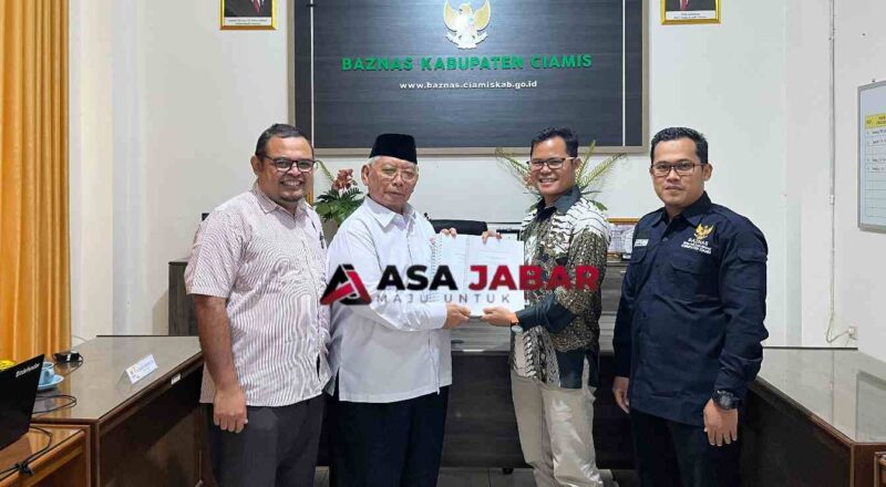 Penyerahan berkas laporan hasil audit dari Akuntan Publik S&R kepada Baznas Ciamis.