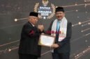 Ketua Baznas Ciamis, H. Lili Miftah saat menerima penghargaan dari Ketua Baznas RI, Prof Noor Achmad.