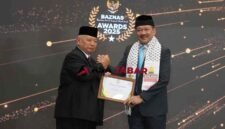 Ketua Baznas Ciamis, H. Lili Miftah saat menerima penghargaan dari Ketua Baznas RI, Prof Noor Achmad.