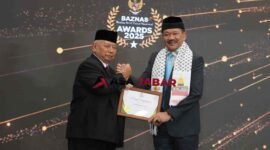 Ketua Baznas Ciamis, H. Lili Miftah saat menerima penghargaan dari Ketua Baznas RI, Prof Noor Achmad.