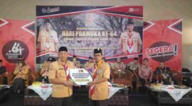 Penyerahan simbolis dana hibah.