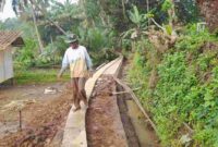 Kegiatan program irigasi (poto diambil sebelum pekerjaan selesai).