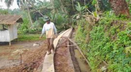 Kegiatan program irigasi (poto diambil sebelum pekerjaan selesai).