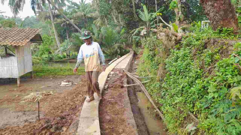 Kegiatan program irigasi (poto diambil sebelum pekerjaan selesai).