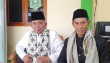Ketua MUI Kabupaten Ciamis, Drs. KH. Saeful Ujun (kiri), bersama sahabatnya, KH. Ihat Rajadesa (kanan).