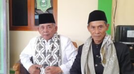 Ketua MUI Kabupaten Ciamis, Drs. KH. Saeful Ujun (kiri), bersama sahabatnya, KH. Ihat Rajadesa (kanan).