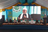 Pimpinan Ponpes Al Hasan, KH. Muhammad Syarif Hidayat saat memberikan sambutan di Milad Ponpes Al Hasan yang ke-40.