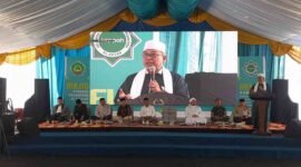 Pimpinan Ponpes Al Hasan, KH. Muhammad Syarif Hidayat saat memberikan sambutan di Milad Ponpes Al Hasan yang ke-40.