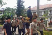 Kasatpol PP Ciamis, Raden Ega Anggara Al Kautsar diarak menggunakan sisingaan.