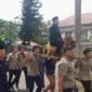 Kasatpol PP Ciamis, Raden Ega Anggara Al Kautsar diarak menggunakan sisingaan.