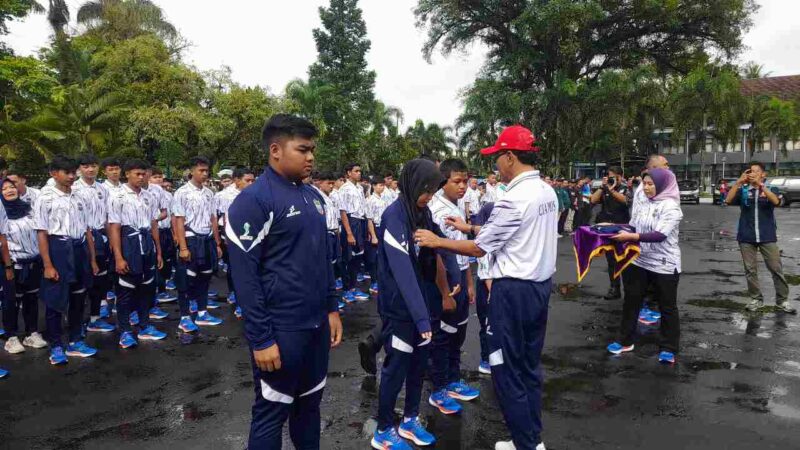 Herdiat melepas ratusan atlet pelajar yang akan bertanding di Kota Bandung.