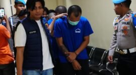 Pelaku saat digiring oleh Polisi.