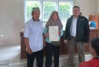 Penyerahan sertipikat tanah di Desa Sukaraharja, Kecamatan Lumbung, Kabupaten Ciamis.