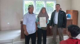 Penyerahan sertipikat tanah di Desa Sukaraharja, Kecamatan Lumbung, Kabupaten Ciamis.