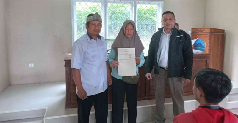 Penyerahan sertipikat tanah di Desa Sukaraharja, Kecamatan Lumbung, Kabupaten Ciamis.