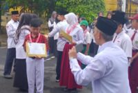 Penyerahan apresiasi penghargaan bagi peserta yang lolos ke tingkat Provinsi.