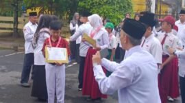 Penyerahan apresiasi penghargaan bagi peserta yang lolos ke tingkat Provinsi.