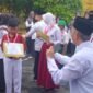 Penyerahan apresiasi penghargaan bagi peserta yang lolos ke tingkat Provinsi.