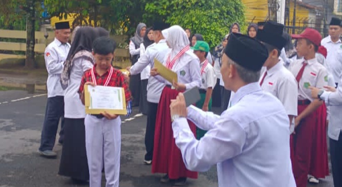 Penyerahan apresiasi penghargaan bagi peserta yang lolos ke tingkat Provinsi.