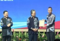 Kepala DPRKPLH Ciamis, Dr. Giyatno, S.IP., M.Si, mewakili Bupati untuk menerima penghargaan di Malaysia.