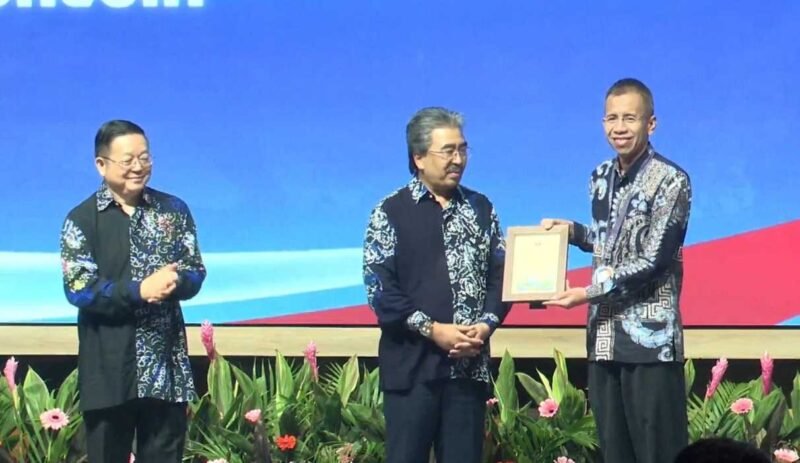 Kepala DPRKPLH Ciamis, Dr. Giyatno, S.IP., M.Si, mewakili Bupati untuk menerima penghargaan di Malaysia.