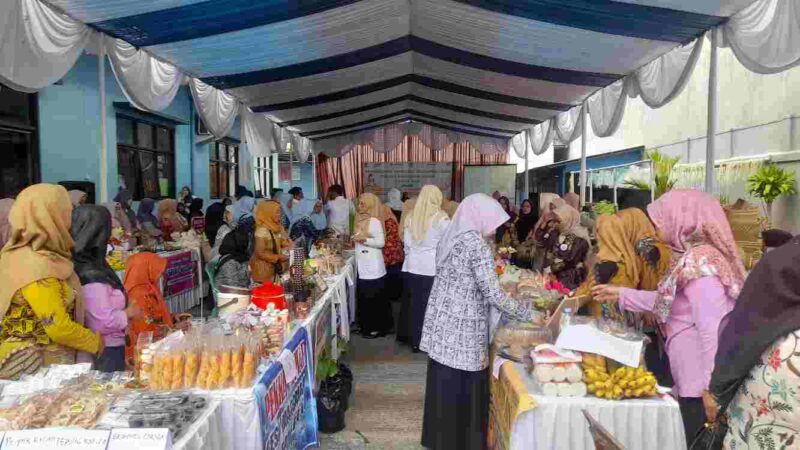 Pameran hasil olahan dan kerajinan dari bahan lokal.