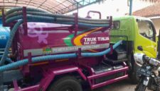 Armada sedot tinja.