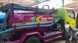 Armada sedot tinja.