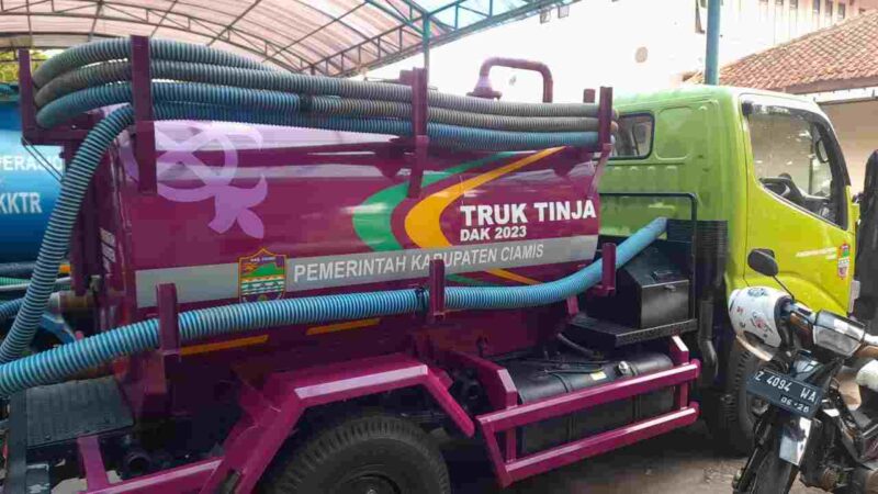 Armada sedot tinja.