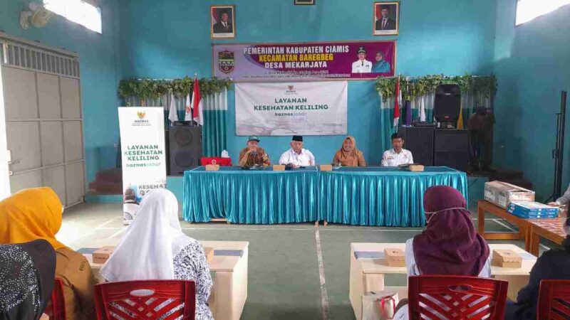 Pemeriksaan kesehatan gratis bagi para lanjut usia (lansia) di Desa Mekarjaya.