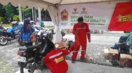 BAZNAS menyediakan layanan ganti oli gratis dan pangkas rambut gratis bagi masyarakat.