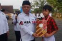 Penyerahan piagam penghargaan kepada peserta yang lolos ke tingkat Nasional.