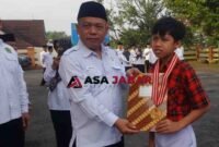 Penyerahan piagam penghargaan kepada peserta yang lolos ke tingkat Nasional.