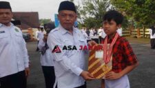 Penyerahan piagam penghargaan kepada peserta yang lolos ke tingkat Nasional.