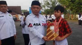 Penyerahan piagam penghargaan kepada peserta yang lolos ke tingkat Nasional.