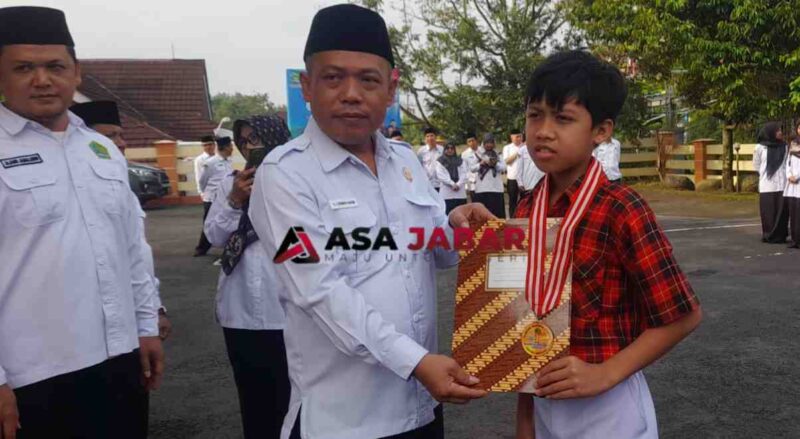 Penyerahan piagam penghargaan kepada peserta yang lolos ke tingkat Nasional.