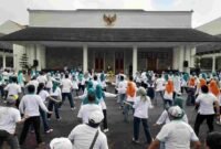 Senam sehat bersama dalam rangka Peringatan Hari Kesehatan Nasional.
