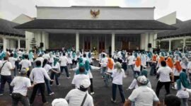 Senam sehat bersama dalam rangka Peringatan Hari Kesehatan Nasional.