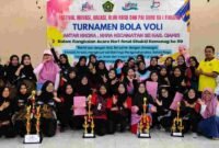 Penyerahan piala kepada pemenang turnamen bola voli antar guru RA.