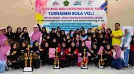 Penyerahan piala kepada pemenang turnamen bola voli antar guru RA.