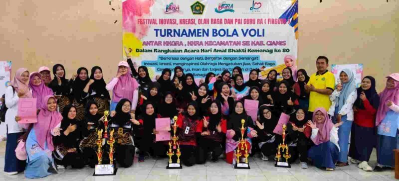 Penyerahan piala kepada pemenang turnamen bola voli antar guru RA.