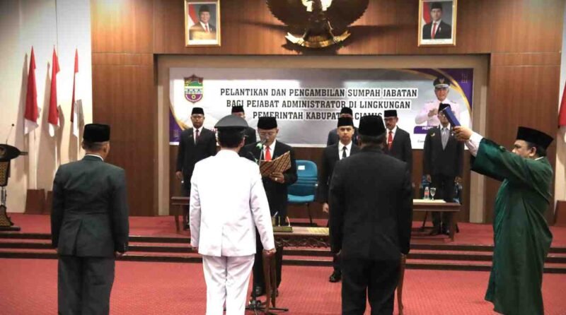 Pelantikan pejabat administrator di Aula Setda Ciamis.