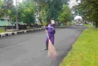 Petugas kebersihan sedang menyapu sampah disekitaran komplek Islamic Center Ciamis.