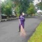 Petugas kebersihan sedang menyapu sampah disekitaran komplek Islamic Center Ciamis.