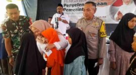 Kegiatan pengobatan gratis bagi lansia serta santunan untuk anak yatim di Kecamatan Purwadadi, Jumat (22/11/2025).