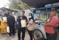 SMPN 4 Ciamis berbagi puluhan sembako kepada para pedagang di sekitar sekolah.