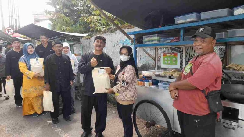SMPN 4 Ciamis berbagi puluhan sembako kepada para pedagang di sekitar sekolah.