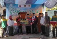 Ketua BAZNAS Kabupaten Ciamis, H. Lili Miftah, MBA, menyerahkan bantuan rehabilitasi rutilahu kepada penerima manfaat.