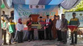 Ketua BAZNAS Kabupaten Ciamis, H. Lili Miftah, MBA, menyerahkan bantuan rehabilitasi rutilahu kepada penerima manfaat.