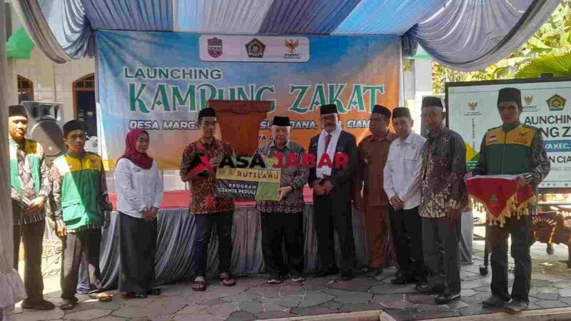 Ketua BAZNAS Kabupaten Ciamis, H. Lili Miftah, MBA, menyerahkan bantuan rehabilitasi rutilahu kepada penerima manfaat.